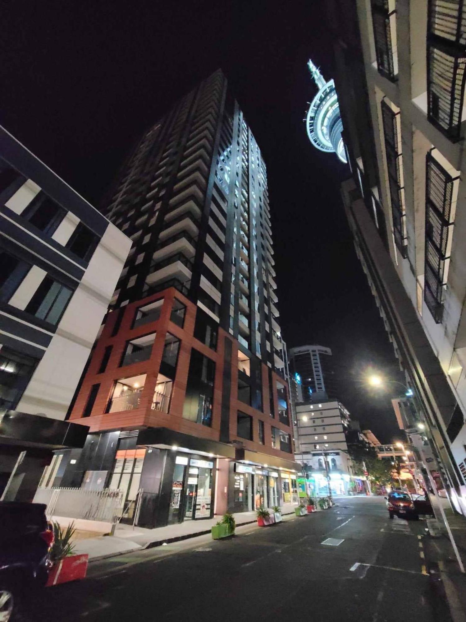 Sky Tower Just Next Door Apartment Оукланд Екстериор снимка