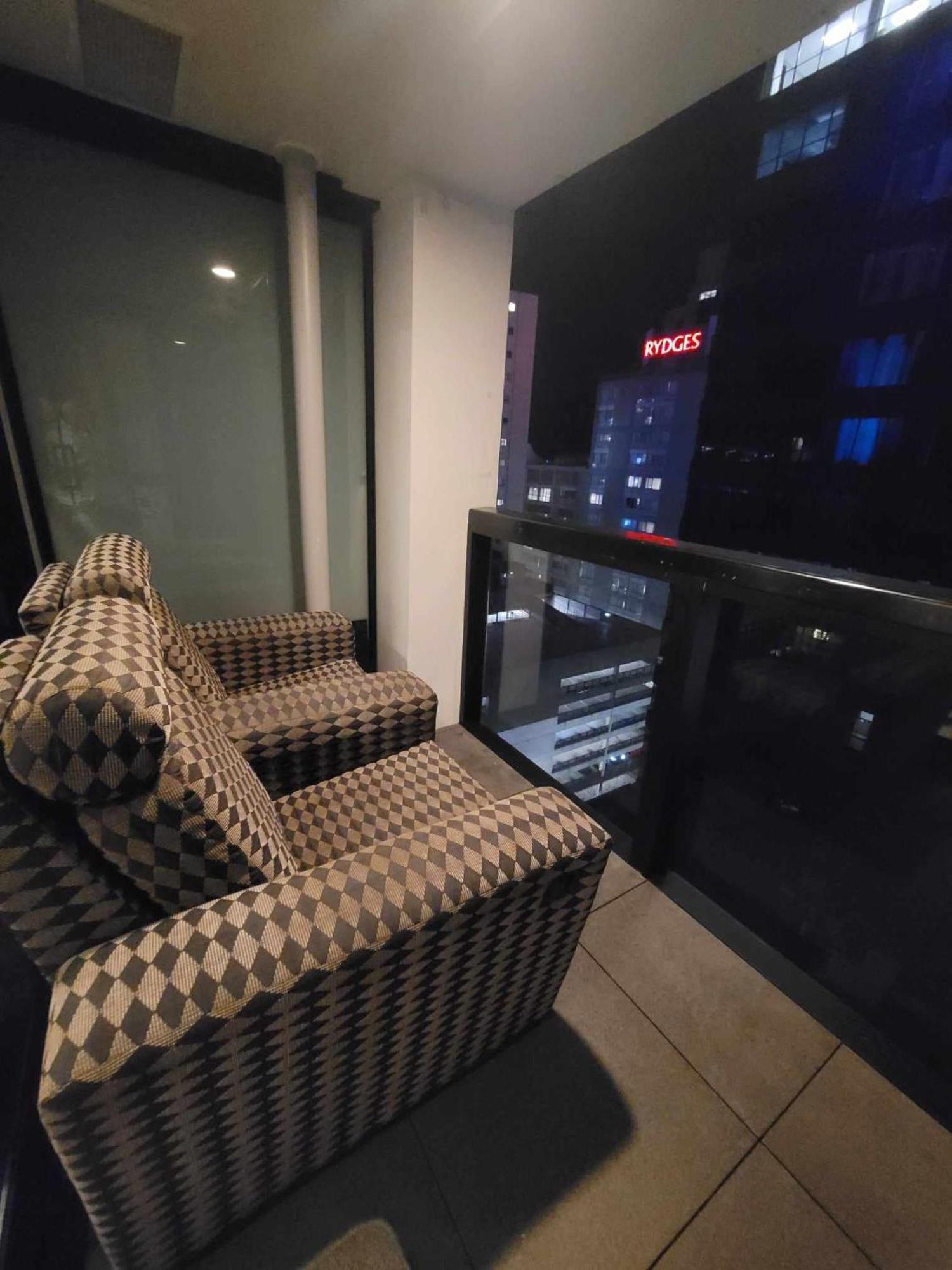 Sky Tower Just Next Door Apartment Оукланд Екстериор снимка